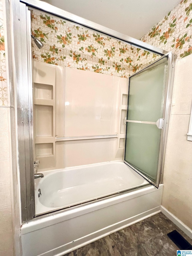 bathroom with enclosed tub / shower combo