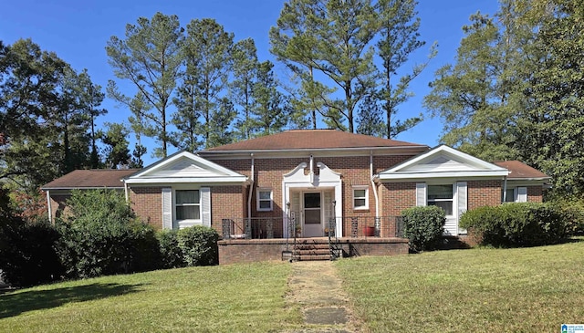 view of front of home featuring a front lawn