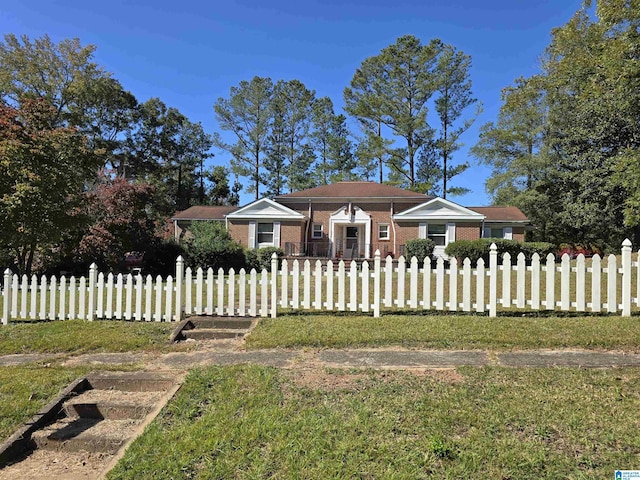 view of front of house featuring a front yard