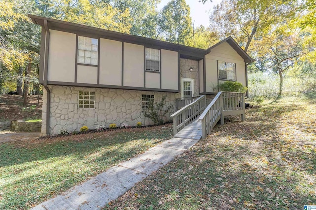 view of front facade featuring a front yard