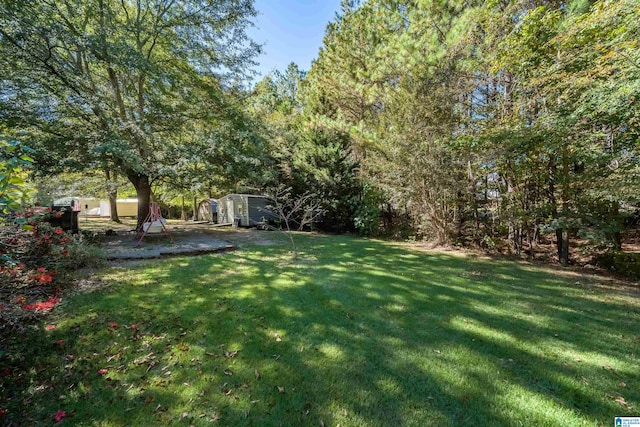 view of yard with a storage shed