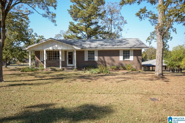 ranch-style house featuring a front yard