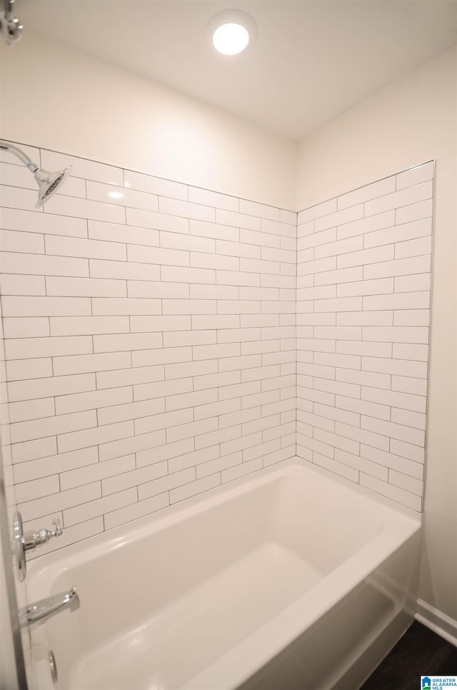 bathroom with tiled shower / bath