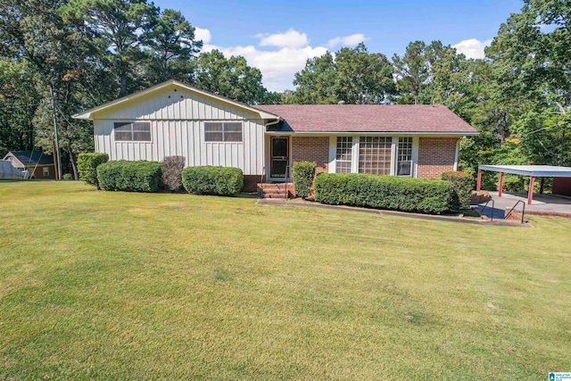 view of front of property featuring a front yard and a patio area