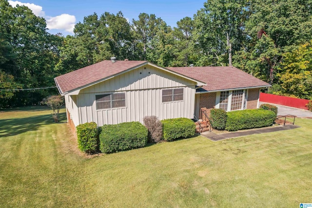 view of front of home with a front lawn