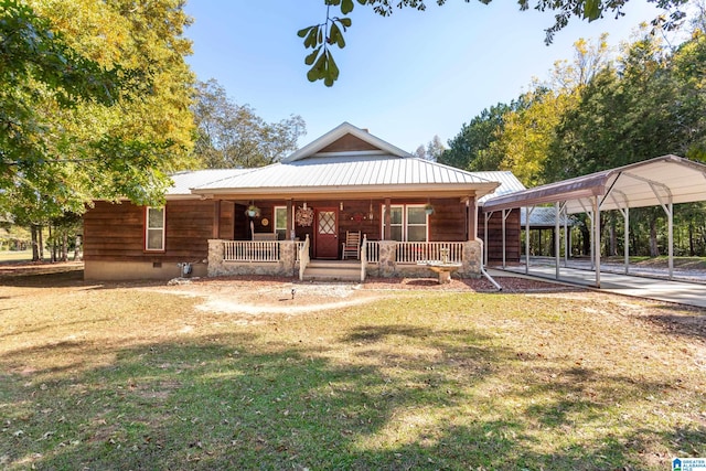 view of front of house featuring a porch, a front yard, and a carport