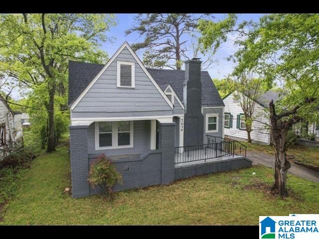 view of front of house featuring a front yard