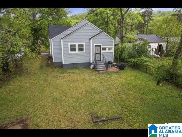 back of house featuring a yard