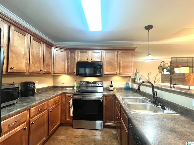 kitchen featuring sink, black appliances, dark hardwood / wood-style floors, and ornamental molding