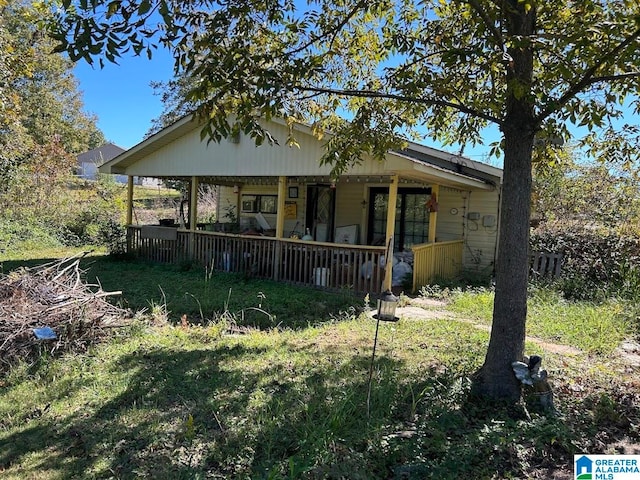 view of front of property featuring covered porch and a front lawn