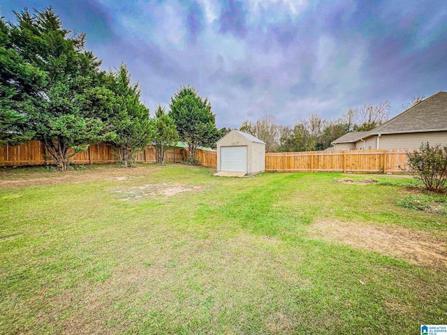 view of yard featuring an outbuilding