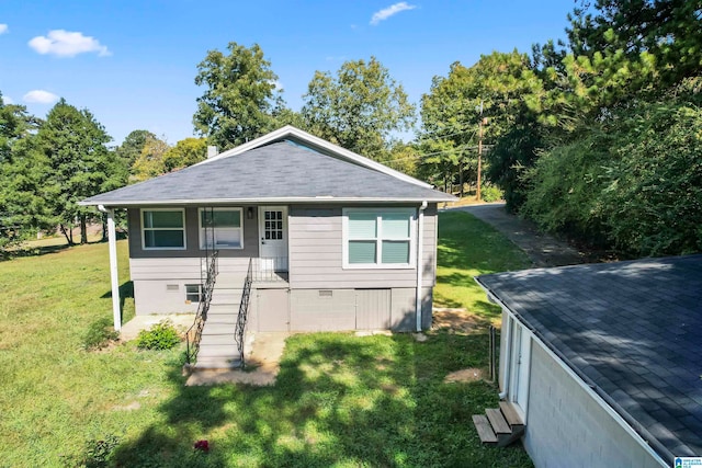 view of front of home featuring a front lawn