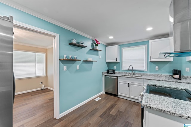 kitchen with dark wood-type flooring, appliances with stainless steel finishes, sink, and white cabinets