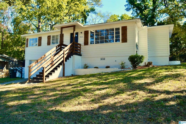 view of front facade with a front yard