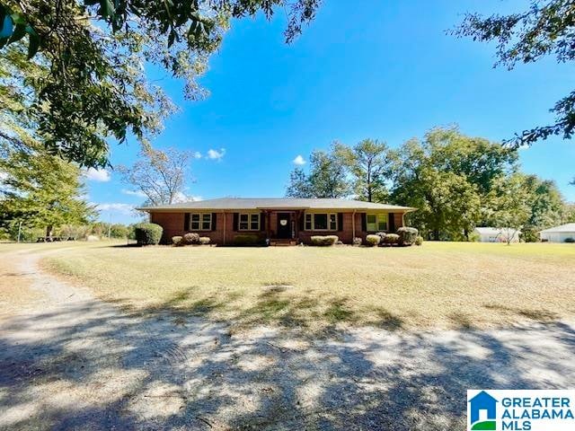 single story home with a front lawn