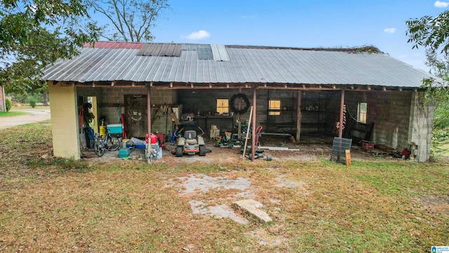 back of house featuring an outdoor structure