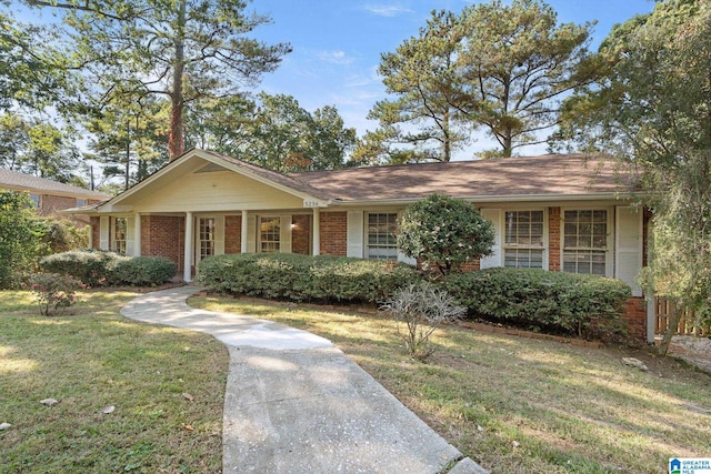 single story home featuring a front yard