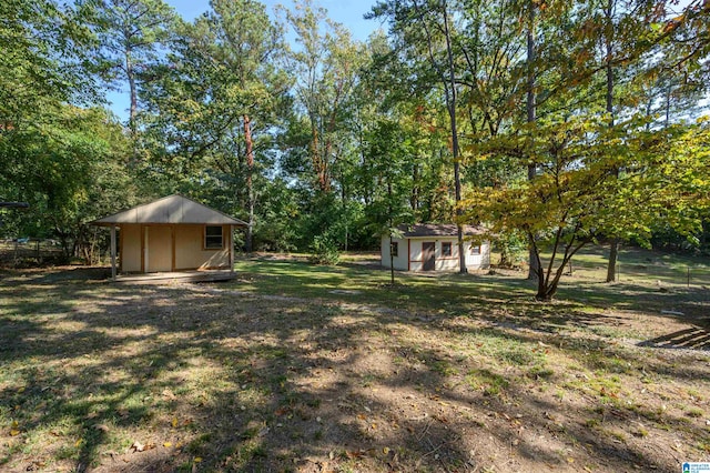 view of yard featuring a shed