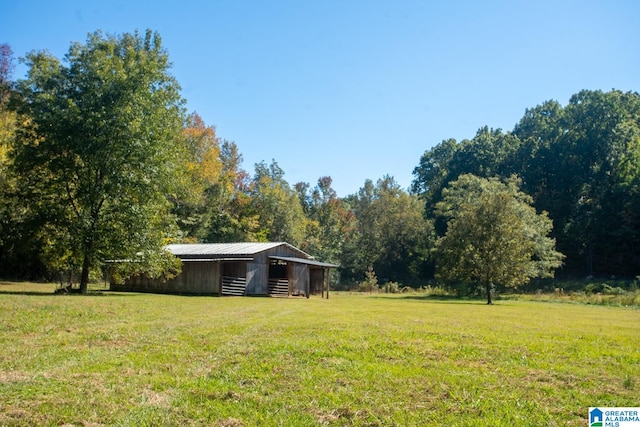 view of yard featuring an outdoor structure