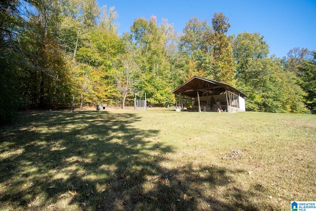 view of yard featuring an outbuilding