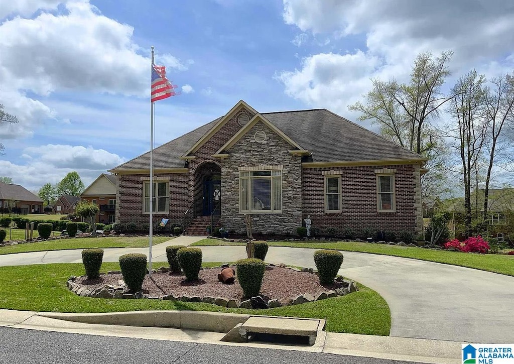 view of front of home featuring a front lawn