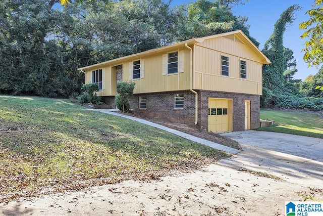 view of front of property featuring a front yard and a garage