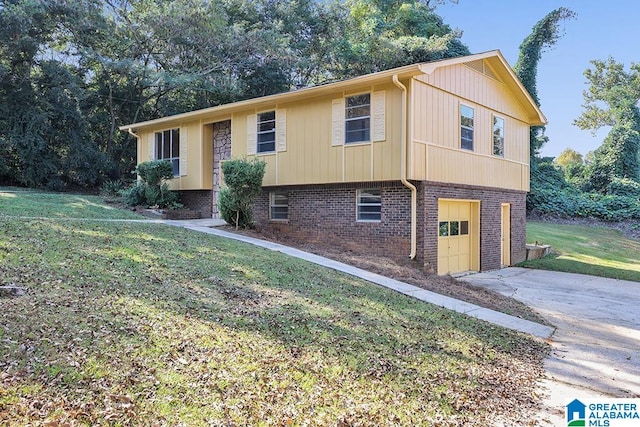 view of front facade featuring a front lawn and a garage