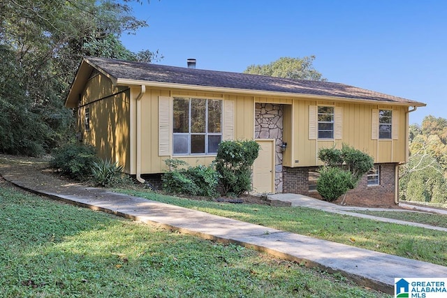 view of front of property with a front lawn