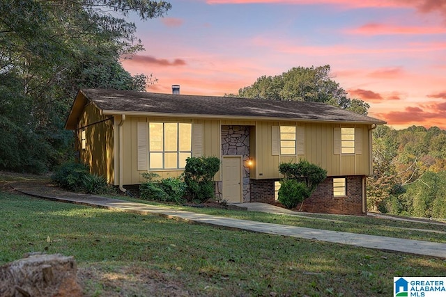 view of front of property with a yard