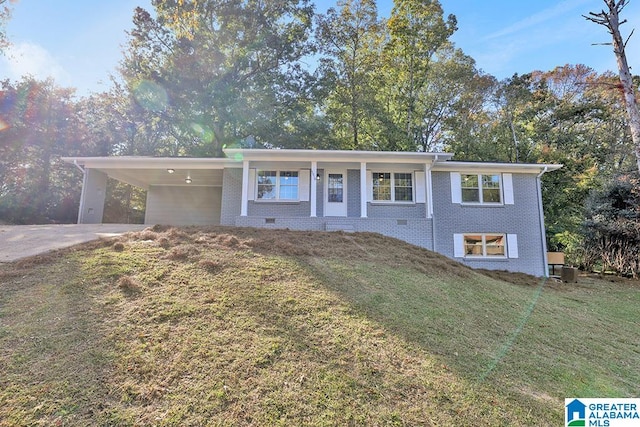 view of front of home featuring central air condition unit, a carport, and a front yard