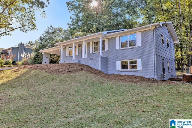 view of front of house with a front lawn