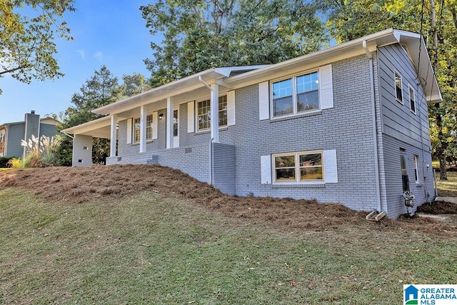 view of front of home featuring a front lawn