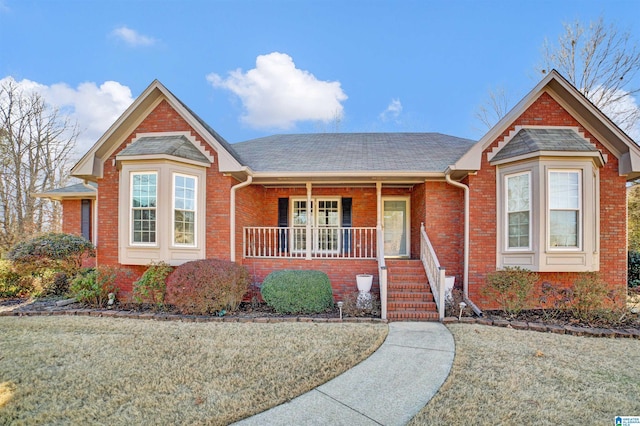 view of front facade with a front lawn and covered porch