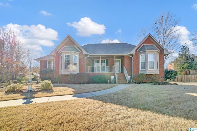 view of front facade featuring a porch and a front lawn