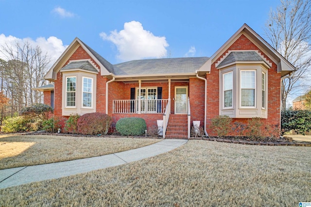 view of front facade featuring covered porch and a front lawn