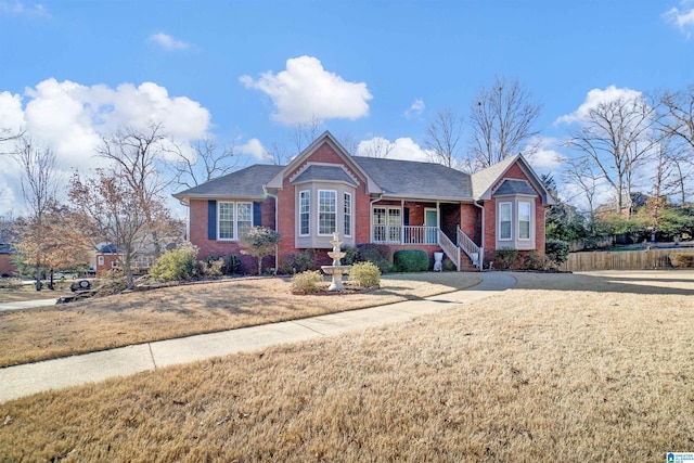 view of front facade featuring a porch and a front lawn