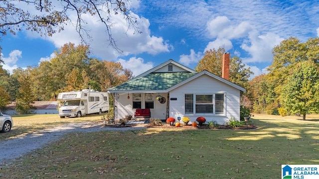 view of front of home featuring a front yard