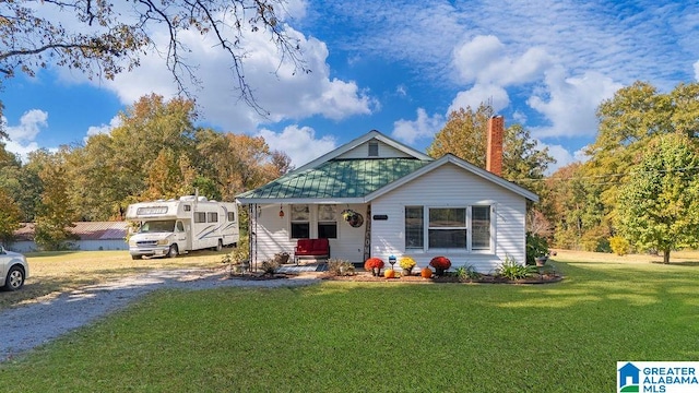 view of front facade featuring a front lawn