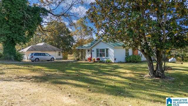 view of front of house featuring a front yard