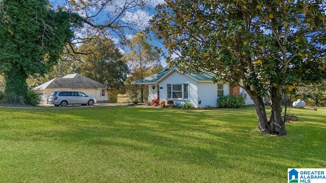 single story home featuring a front lawn