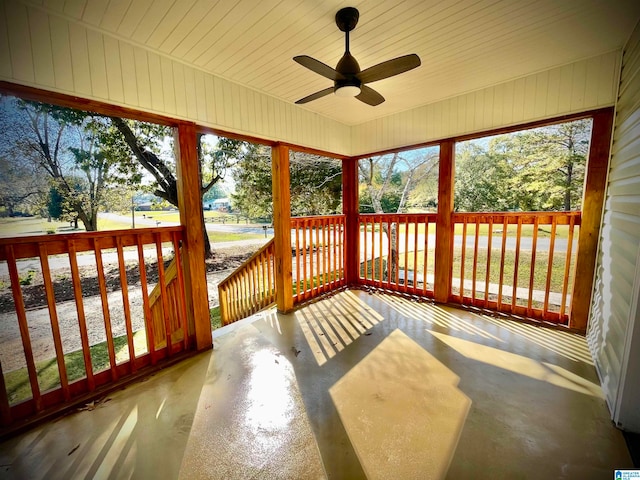 sunroom with ceiling fan