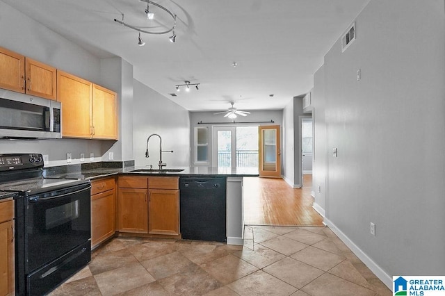 kitchen featuring kitchen peninsula, ceiling fan, black appliances, light hardwood / wood-style floors, and sink