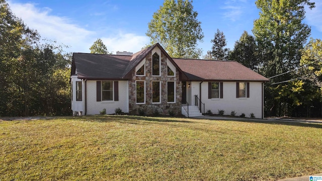 view of front of home featuring a front lawn