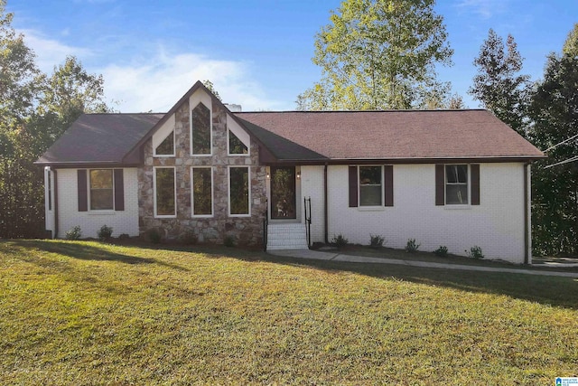 view of front of property featuring a front lawn