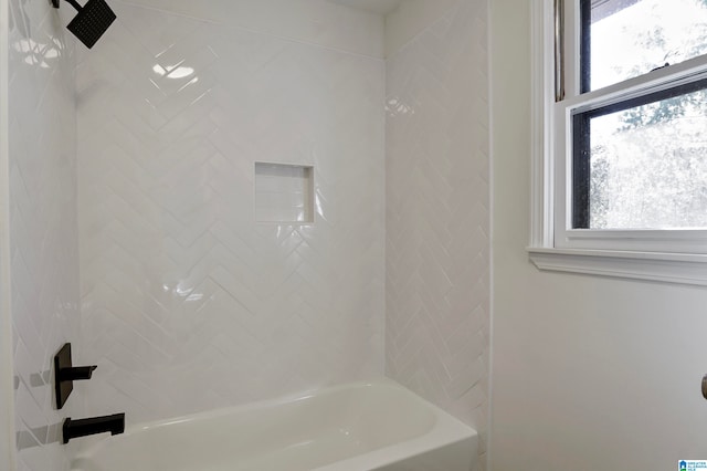 bathroom with tiled shower / bath combo