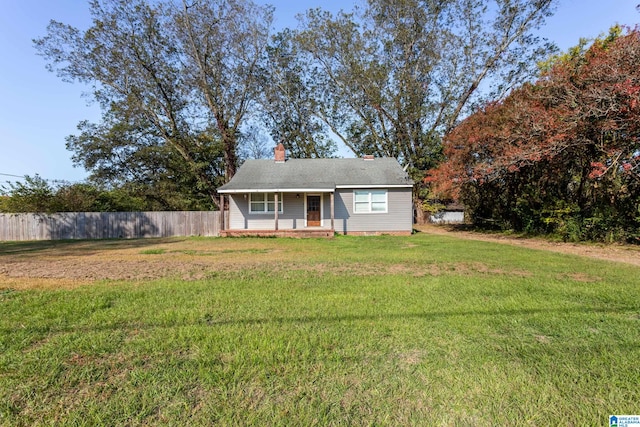 view of front facade featuring a front lawn