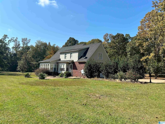 view of front of home featuring a front yard