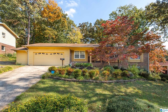 view of front of property featuring a front yard and a garage