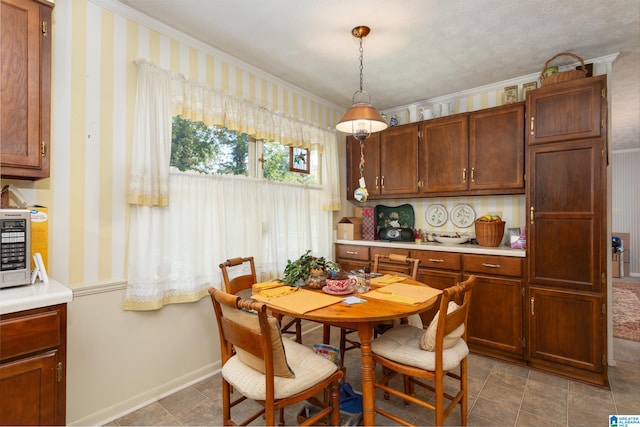 dining area with ornamental molding