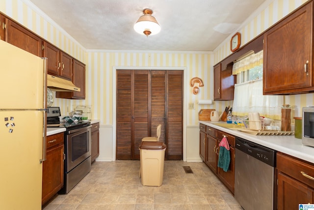 kitchen featuring crown molding and stainless steel appliances